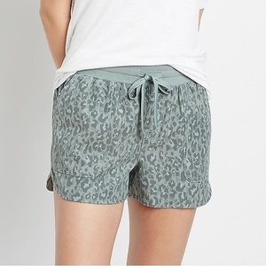 NWT Olive Leopard Weekender Cotton Short women large